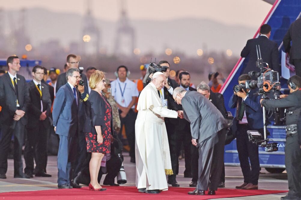 El presidente de Perú, Pedro Pablo Kuczynski, despidió ayer al papa Francisco en el aeropuerto, antes de que abordara el avión que lo llevó de regreso a la Ciudad del Vaticano. (LUKA GONZALES. AFP)