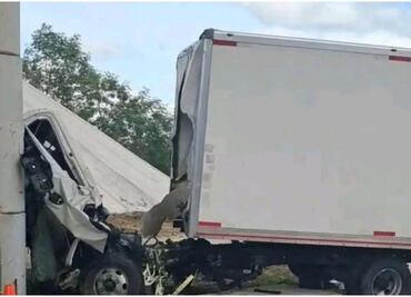 Camión de carga se impacta contra muro de puente en autopista Mérida-Valladolid; dos personas fallecieron