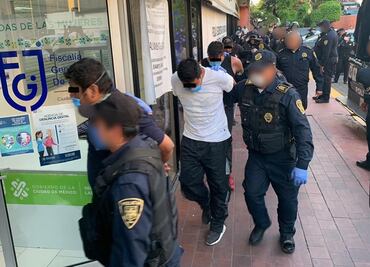 Detienen a 14 mientras robaban mercancía de un camión en la Venustiano Carranza