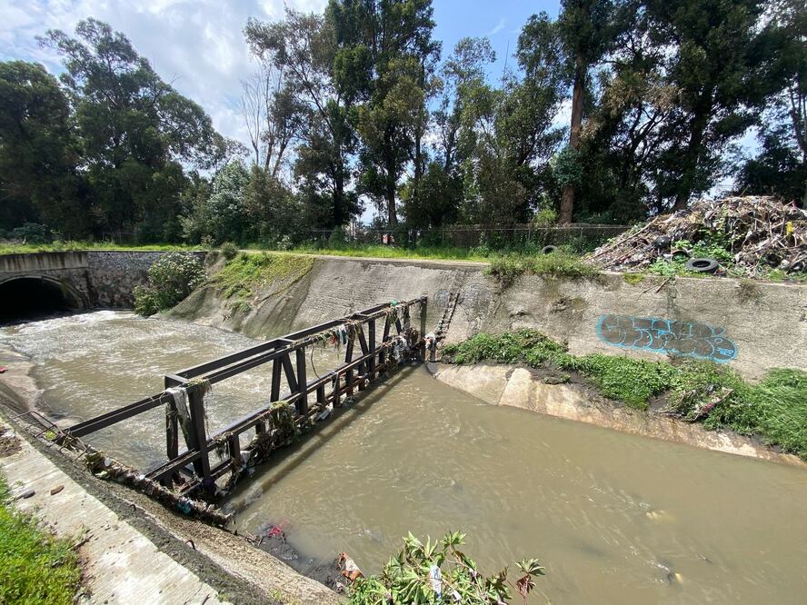 Personal de Segiagua realiza limpieza en río San Buenaventura en Xochimilco tras su desbordamiento. (Foto: Juan Carlos Williams/ EL UNIVERSAL)
