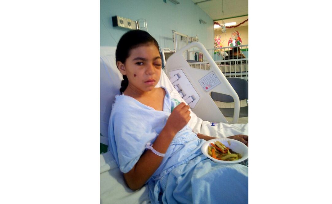 Estefanía fue trasladada de Agua Prieta a Hermosillo por la gravedad de caso. El médico que la atendió considera un milagro que no haya quedado en coma. Ahora debe recibir terapia sicológica ante el impacto emocional (FOTOS: CORTESÍA)