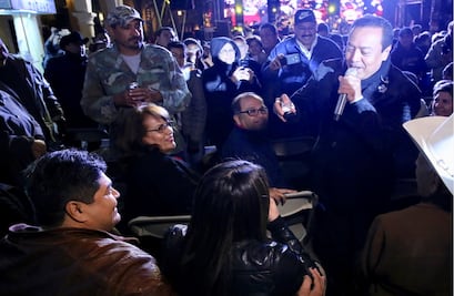 Pareja se compromete en concierto de Carlos Cuevas 