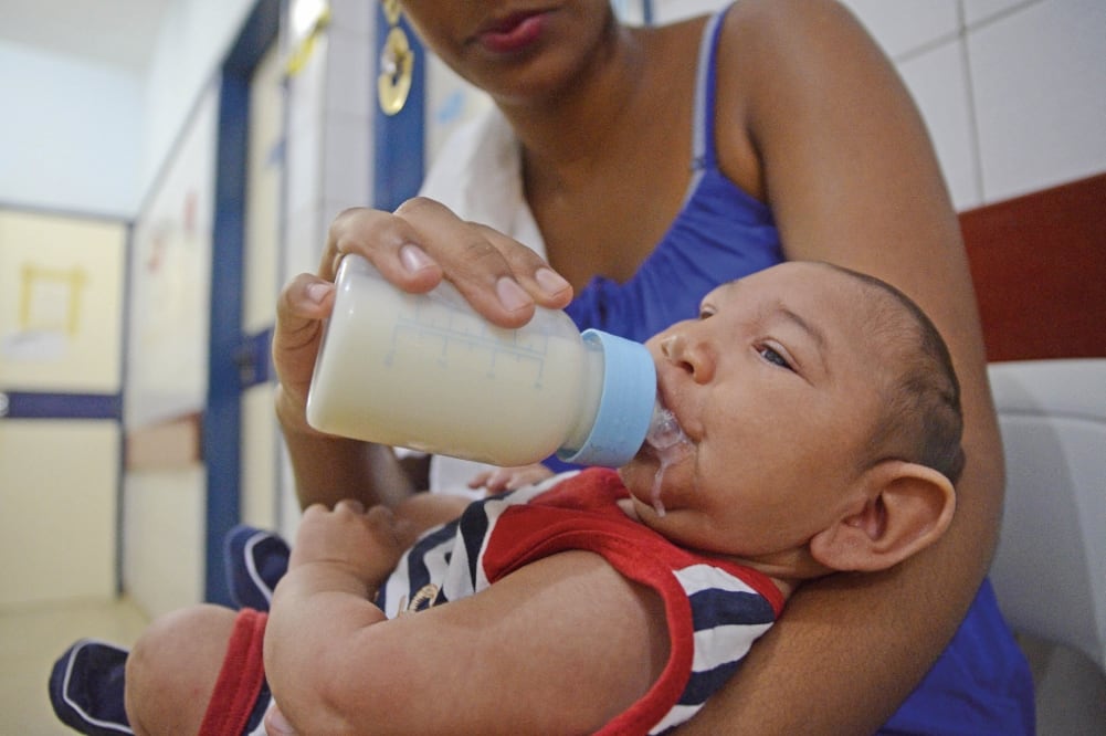 En Recife, Brasil, una mujer alimenta a su hijo que padece microcefalia, mientras espera que lo examinen en el Hospital Oswaldo Cruz (DIEGO HERCULANO. XINHUA)