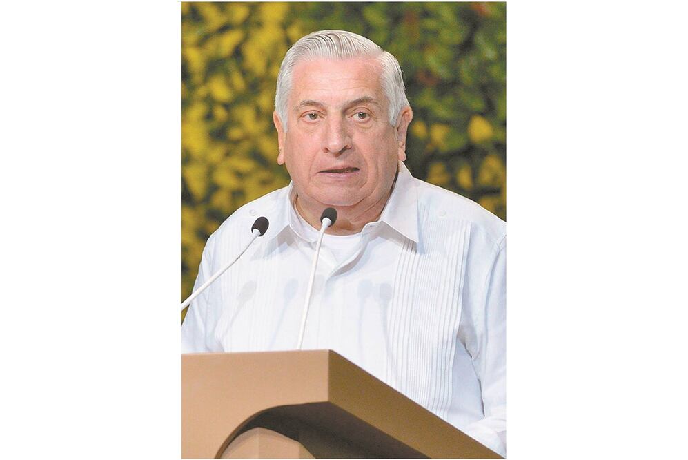 Le llueven denuncias a Arturo Núñez