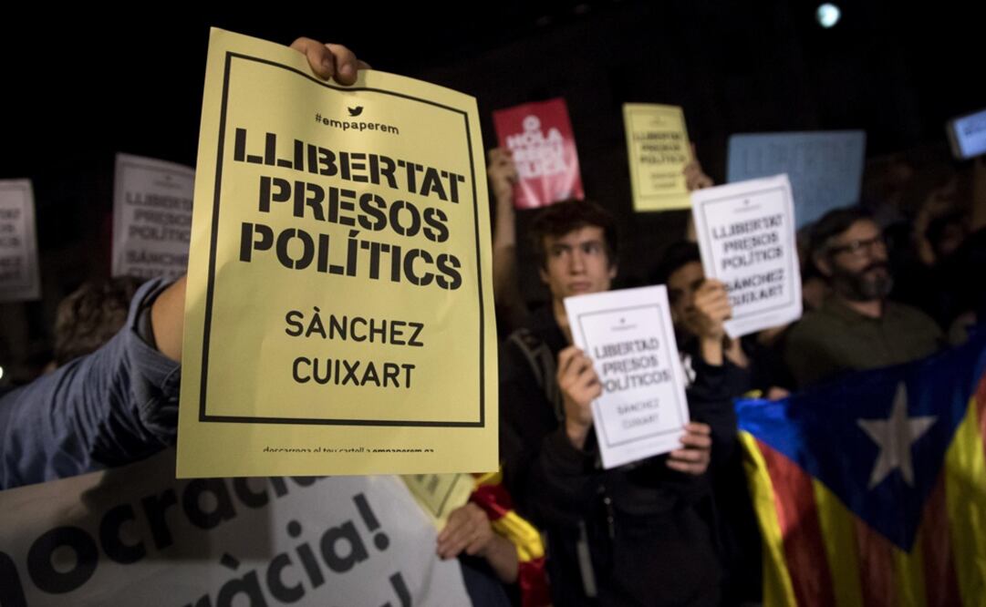 Más de un centenar de personas se han concentrado ante el Palau de la Generalitat, en protesta por la decisión judicial de mandar a prisión a Jordi Sánchez y Jordi Cuixar (Foto: EFE)