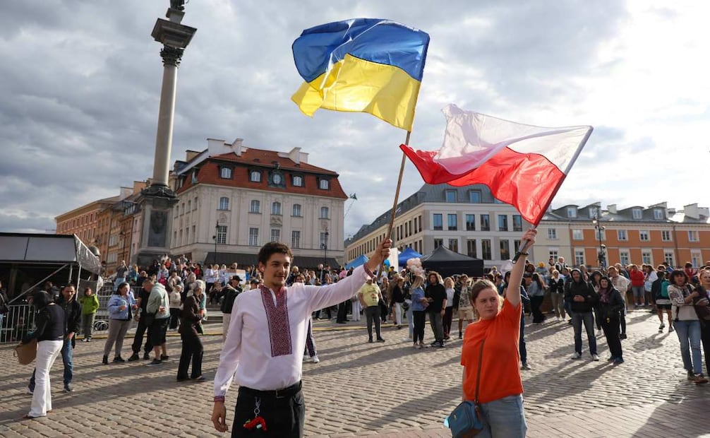 Ciudadanos ucranianos residentes en Polonia se reunieron para conmemorar el Día de la Independencia de Ucrania en la Plaza del Castillo de Varsovia, Polonia, el 24 de agosto de 2025. La manifestación fue organizada por la iniciativa Euromaidán Varsovia y la Fundación "Stand with Ukraine". Foto: EFE