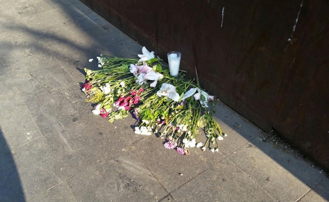En el lugar del ataque contra los líderes del comercio ambulante adheridos a la CTM, amaneció una veladora y un ramo de flores. Foto: Antonella Ladino
