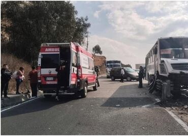 Accidente de transporte de personal deja 21 personas lesionadas en autopista México-Querétaro; conductor está bajo custodia