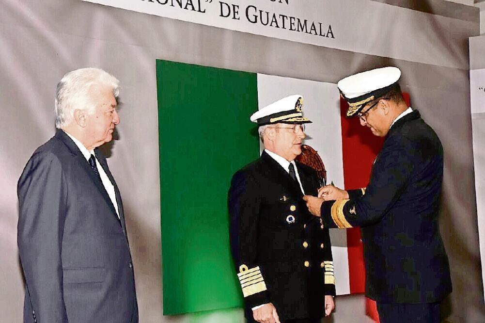 El almirante Francisco Soberón recibió la medalla Cruz de la Marina (EMAR)