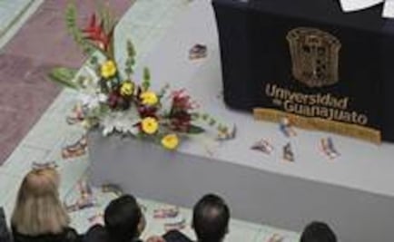 Lanzan billetes a presidente de la SCJN