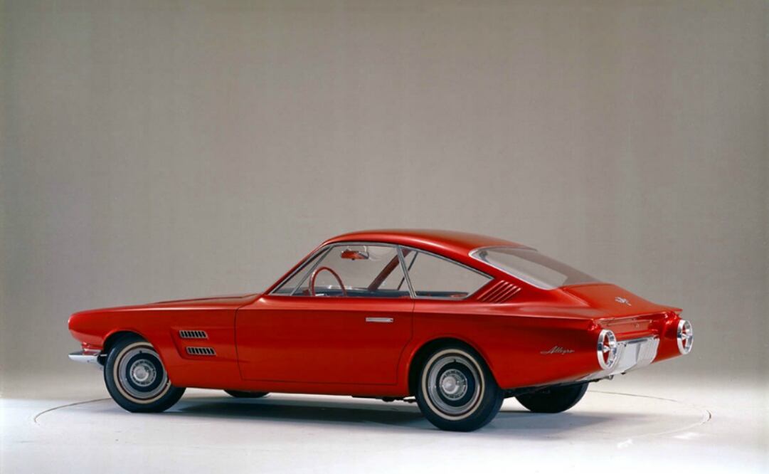1961 - Los prototipos iniciales traían las primeras ideas de lo que sería el Mustang: este modelo fue nombrado Aventura y más tarde Allegro, pero fue rechazado por tener solo dos asientos.