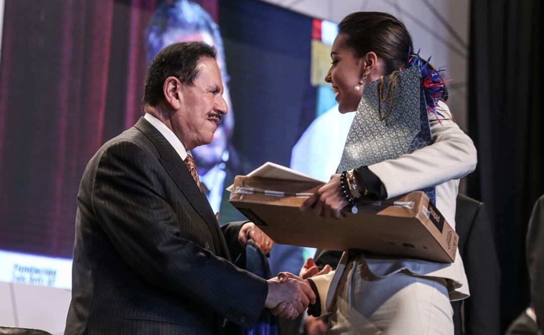 El presidente Ejecutivo y del Consejo de Administración de EL UNIVERSAL, Juan Francisco Ealy Ortiz, entrega el premio de primer lugar a Sofía Gutiérrrez Larios (FOTO: GERMAN ESPINOSA / EL UNIVERSAL)