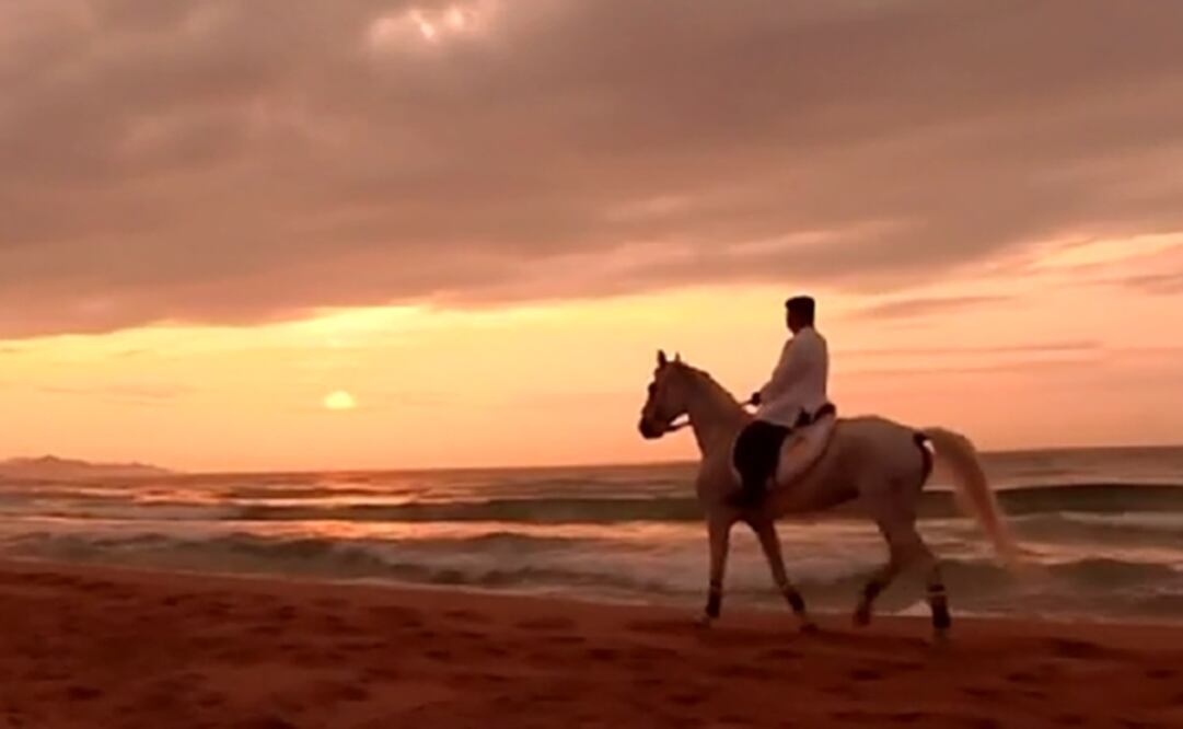 En la playa sobre un caballo blanco, reaparece el presidente Kim Jong-un. Foto: Tomada del video