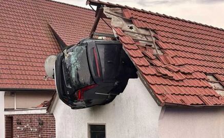 VIDEOS: Automóvil cae en el techo de un granero en Alemania; hay 2 heridos graves 