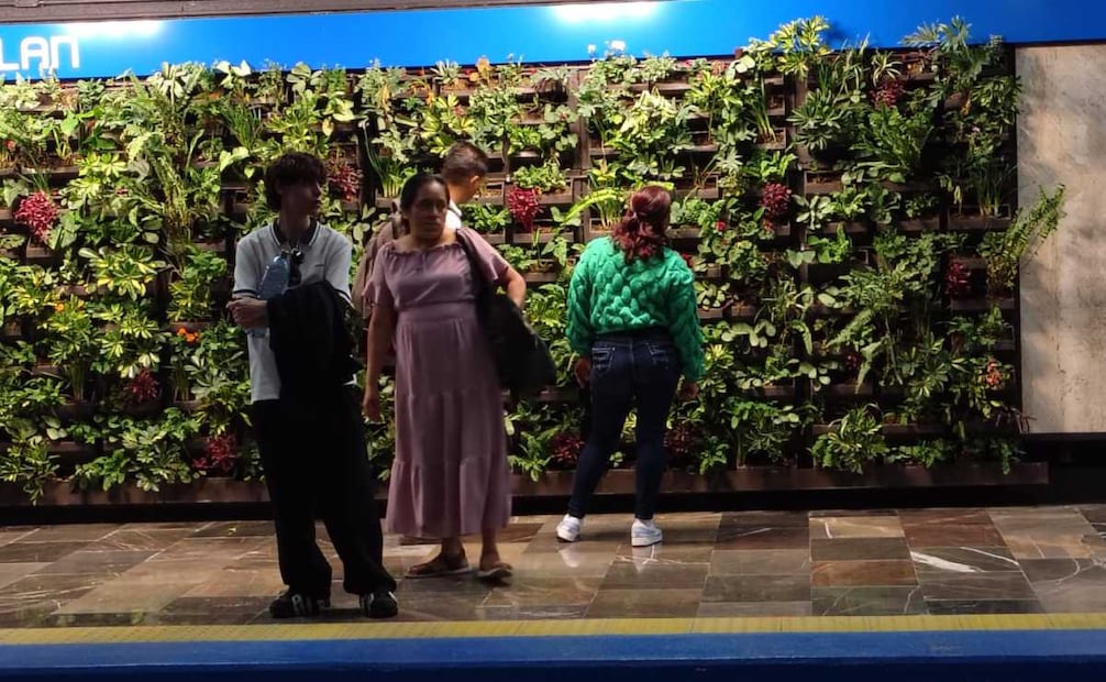 Pasajeros llenan de selfies la estación Zócalo; muros verdes se vuelven un atractivo.
Foto: Arantxa Meave