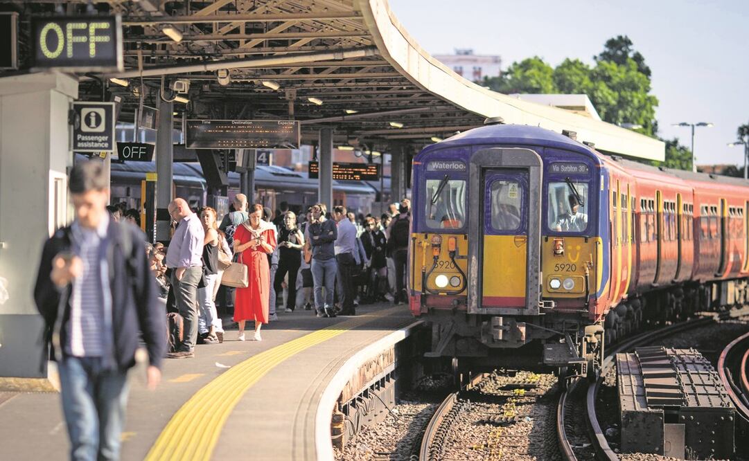 Este martes inicia el paro del sector ferroviario británico. Foto: Tolga Akmen/ EFE.