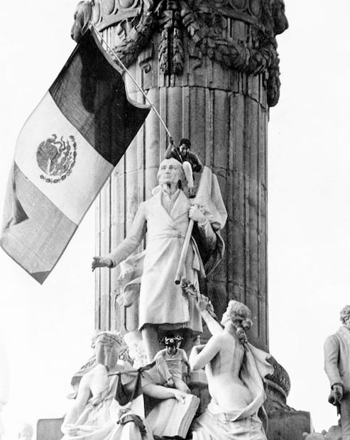 Un aficionado se trepó a la estatua de Miguel Hidalgo para ondear una bandera mexicana. Las esculturas de mármol sufrieron daños. Foto: Archivo EL UNIVERSAL.