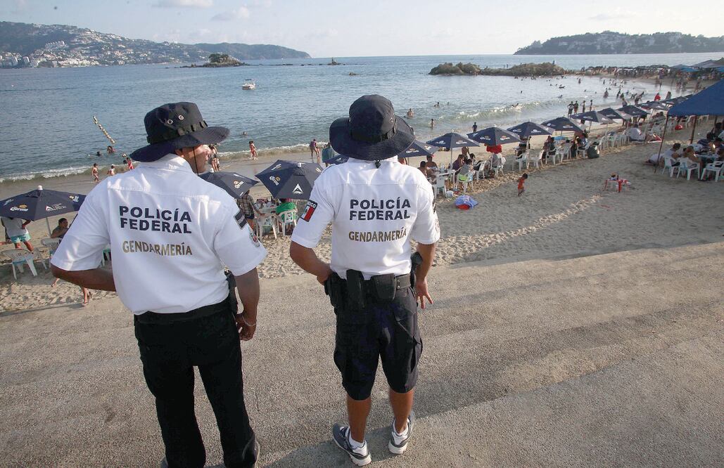 Especialistas en seguridad nacional critican que los elementos de la Gendarmería se dediquen a rehabilitar escuelas y hasta cuidar turistas en zonas como el puerto de Acapulco (ARCHIVO EL UNIVERSAL)