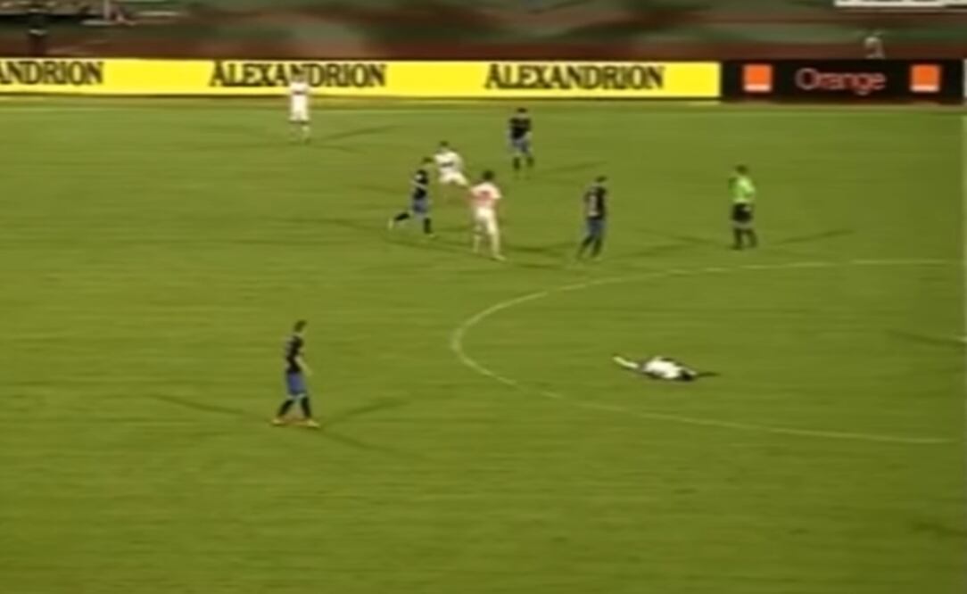 Muere futbolista camerunés en pleno partido