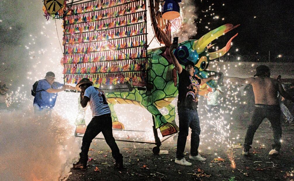 Los asistentes a la Feria Internacional de Pirotecnia en Tultepec se arriesgan tomándose fotos y videos con los toritos que son empujados por mujeres y hombres. Foto: Yaretzy M. Osnaya / EL UNIVERSAL