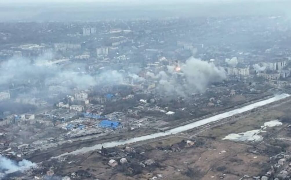Grupo ruso Wagner se acerca al centro de Bajmut y comienza asalto a la metalúrgica AZOM