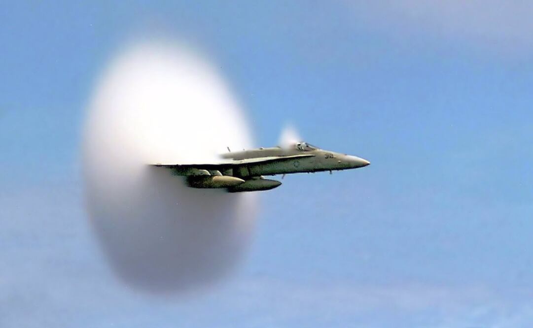 F18 A rompiendo la velocidad del sonido - US NAVY vía Europapress