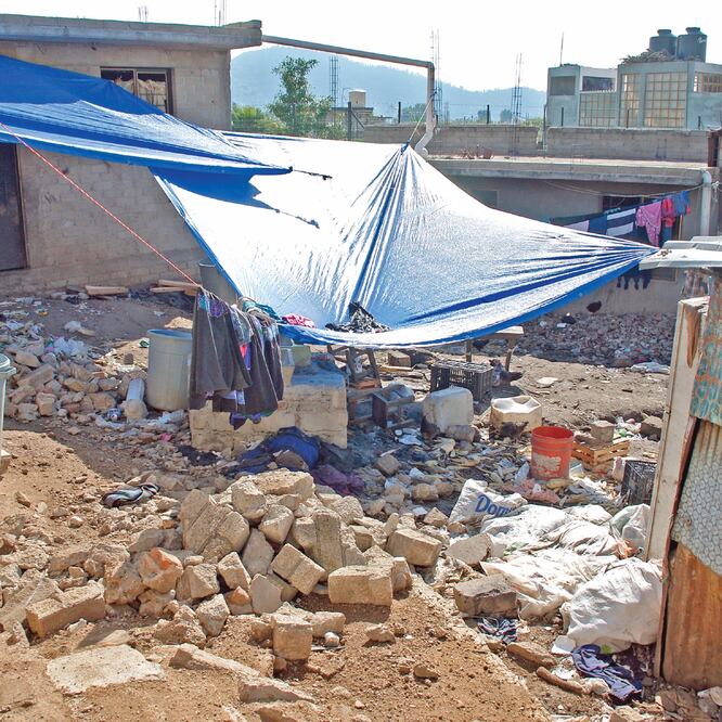Cuartos de lámina vieja y de cartón, techos de lona, tendederos de ropa de diversas tallas era el hogar de 53 niños en el patio de una vivienda de concreto. (EDWIN HERNÁNDEZ. EL UNIVERSAL)
