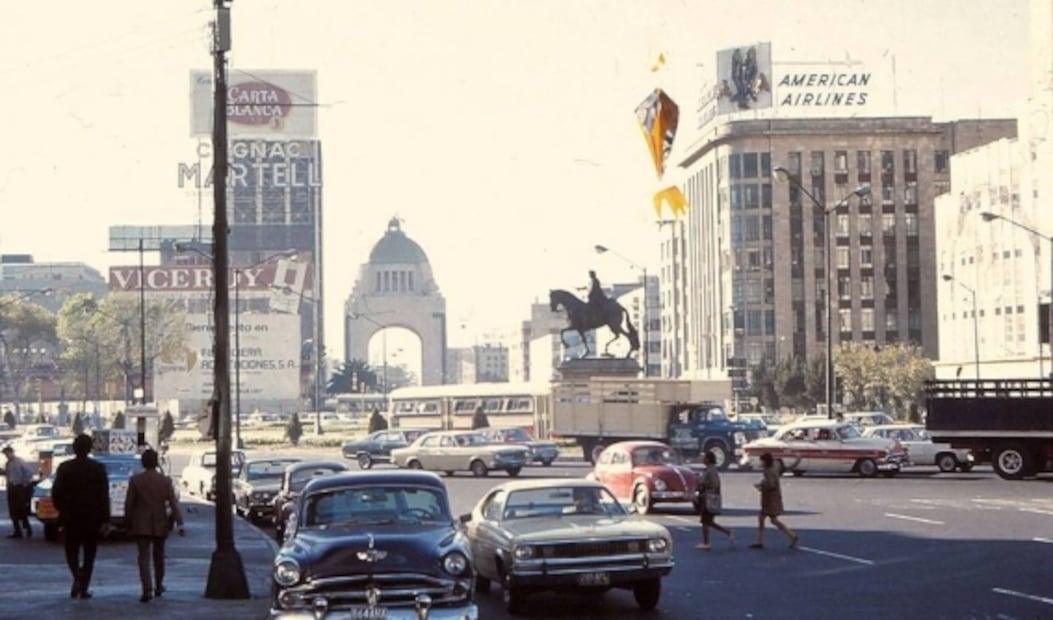 Reforma, Juárez y Bucareli, a mediados de 1973. A la derecha se aprecia el Edificio Jalisco, que resultó afectado por los sismos de 1985, y del lado izquierdo, el espacio vacío que dejó la demolición del Edificio Corcuera, donde hoy se levanta el hotel Krystal Grand. Crédito: Gilbert Jolliet, enviada por Gabriela Martínez.