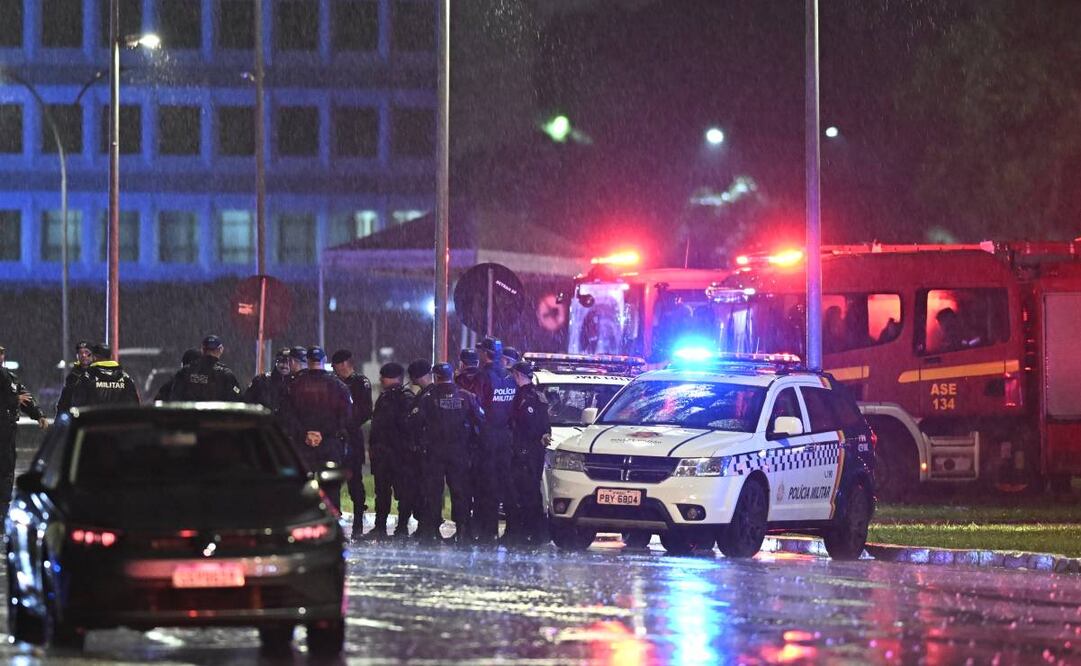 Miembros de la Policía Militar del Distrito Federal, Policía Civil y Policía Judicial custodiaron el lugar de una explosión en la Plaza de los Tres Poderes este miércoles, en Brasilia (Brasil). Las explosiones de dos artefactos en Brasilia detonados frente a la sede del Tribunal Supremo y cerca de la Cámara de los Diputados fueron un ataque suicida, según información fuentes de la Policía. Foto: EFE