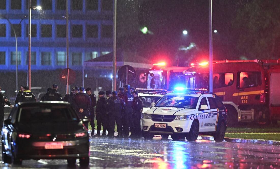 Miembros de la Policía Militar del Distrito Federal, Policía Civil y Policía Judicial custodiaron el lugar de una explosión en la Plaza de los Tres Poderes este miércoles, en Brasilia (Brasil). Las explosiones de dos artefactos en Brasilia detonados frente a la sede del Tribunal Supremo y cerca de la Cámara de los Diputados fueron un ataque suicida, según información fuentes de la Policía. Foto: EFE