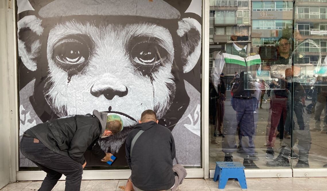 Con la pinta de esténciles con las frases: “¡Vacuna ya!”, “Exigimos vacuna” y “Alto al monkey por”, intervinieron el inmueble ubicado sobre Avenida Patriotismo mientras exigían una reunión con el Dr. Ruy López Riadura. Foto: Germán Espinosa