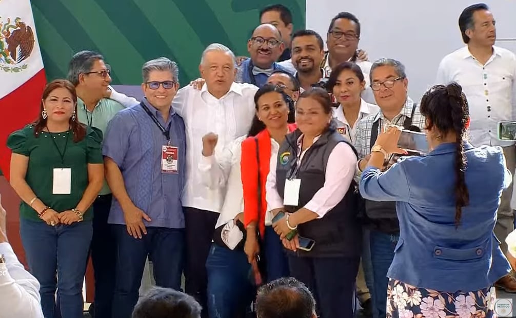 Youtubers piden foto a AMLO en la mañanera del 21 de abril. Foto: Captura de pantalla