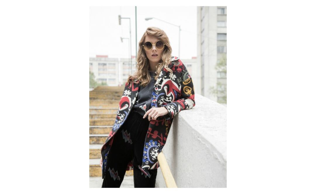 Una explosión de colores: Abrigo de Desigual. Lentes de Marc Jacobs. Blusa y pantalón de Bimba y Lola.