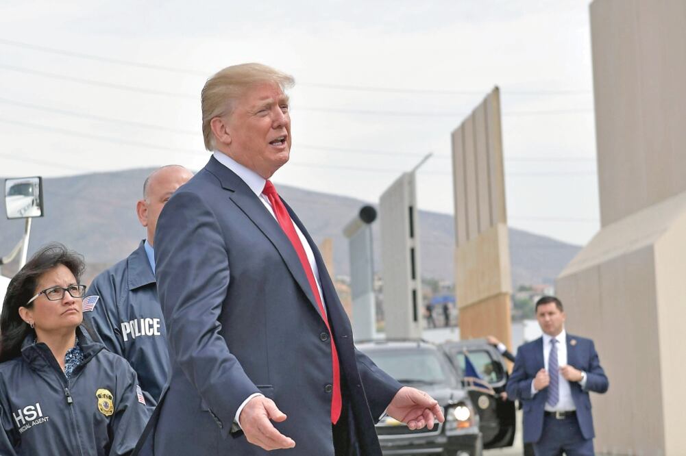 El presidente Donald Trump durante su inspección a los prototipos del muro fronterizo en San Diego, California, el pasado 13 de marzo. Foto: AFP. ARCHIVO