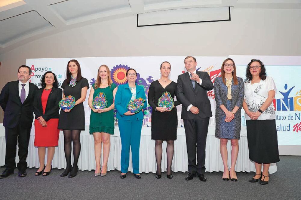 Integrantes del Instituto de Nutrición y Salud Kellogg’s acompañan a las investigadoras que recibirán apoyos para sus proyectos. Foto: CORTESÍA
