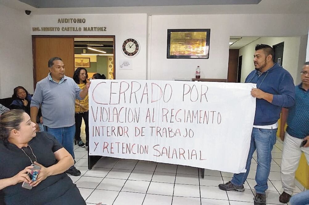 Los empleados del PRD acusaron en una manta que el partido violó el Reglamento Interno de Trabajo al retener sus salarios. Foto: ESPECIAL