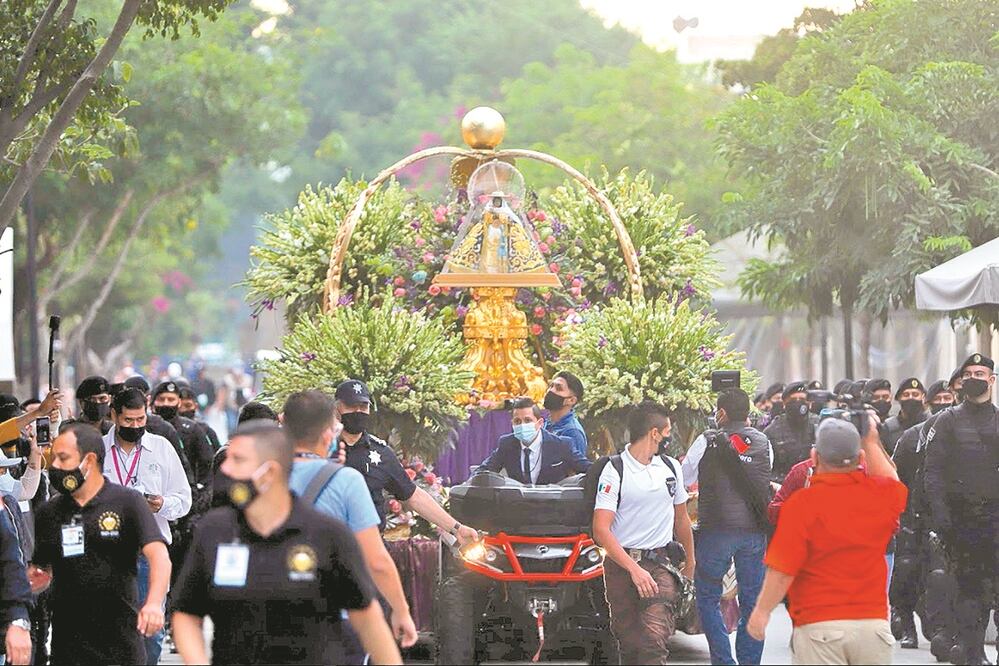 La imagen religiosa inició su recorrido en un carruaje, escoltada por motociclistas de la policía vial y en medio de un despliegue operativo que incluyó vehículos del estado y de los municipios para cerrar calles. Fotos: CARLOS ZEPEDA. EL UNIVERSAL