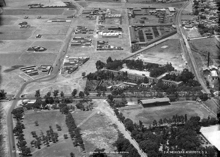 Imagen aérea de 1932 del archivo de la Fundación ICA. Se ven los edificios del Colegio Franco Inglés, ubicado en el cruce de las avenidas Marina Nacional y Melchor Ocampo, entonces llamada Calzada de la Verónica. 