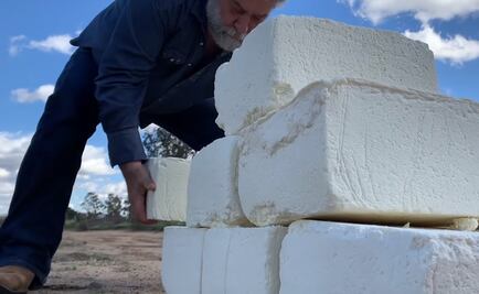 Artista construye en frontera de México un muro... de queso