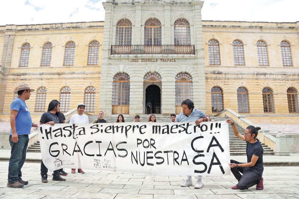 Alumnos y talleristas crearon una pancarta en homenaje al artista juchiteco fallecido el pasado jueves. 