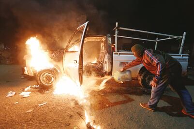 Habitantes de Nahuatzen incendian dos vehículos 