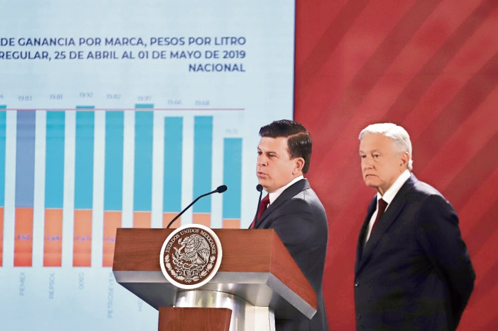 El presidente Andrés Manuel López Obrador y el titular de la Profeco, Ricardo Sheffield, explican que se realizó una verificación de 125 de las 12 mil 500 gasolinerías que hay en el país para checar quién vende litros de a litro. / BERENICE FREGOSO. EL UN