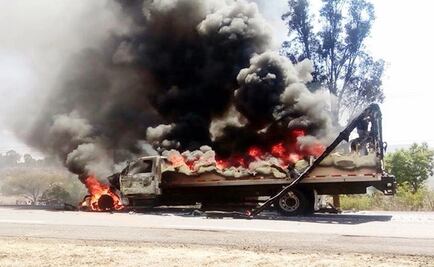 Encapuchados incendian camión en carretera Morelia-Zacapu