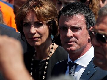 Abuchean a primer ministro francés en Niza