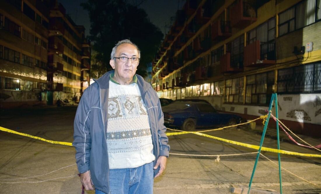 Juan José Arias llegó desde pequeño al Multifamiliar de Tlalpan, donde vivió los sismos de 1985 y el de 2017. Aún hace guardias afuera del inmueble que habitaba (ALONSO ROMERO. EL UNIVERSAL)