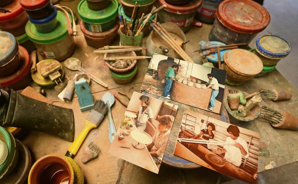Don Uriel mostró a EL UNIVERSAL un par de fotografías de los primeros hornos que hubo en el pueblo. Foto: Luis Camacho / EL UNIVERSAL