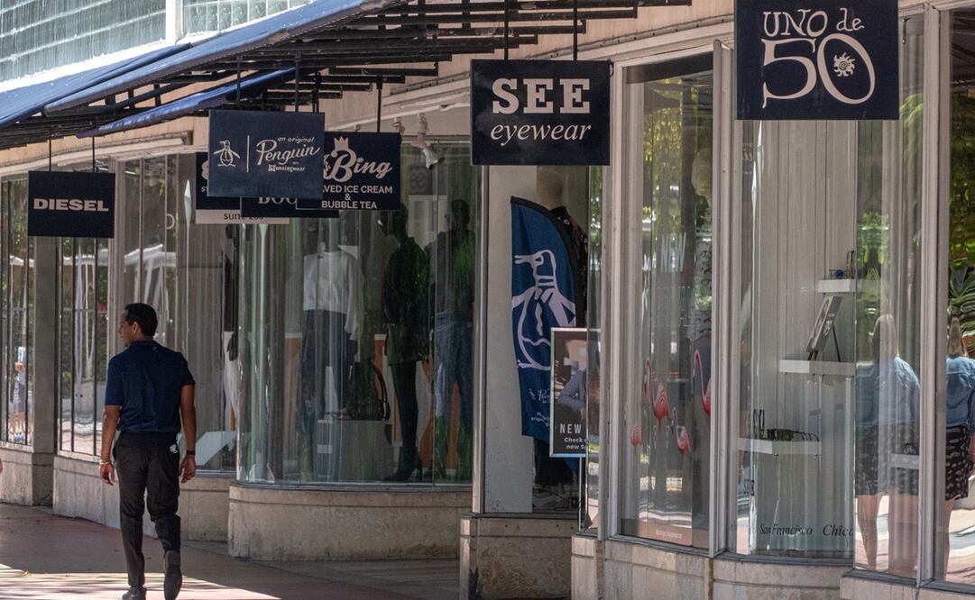 Un hombre camina frente a tiendas cerradas por el coronavirus en la turística calle de Lincoln Road en Miami Beach, Florida. (EFE)