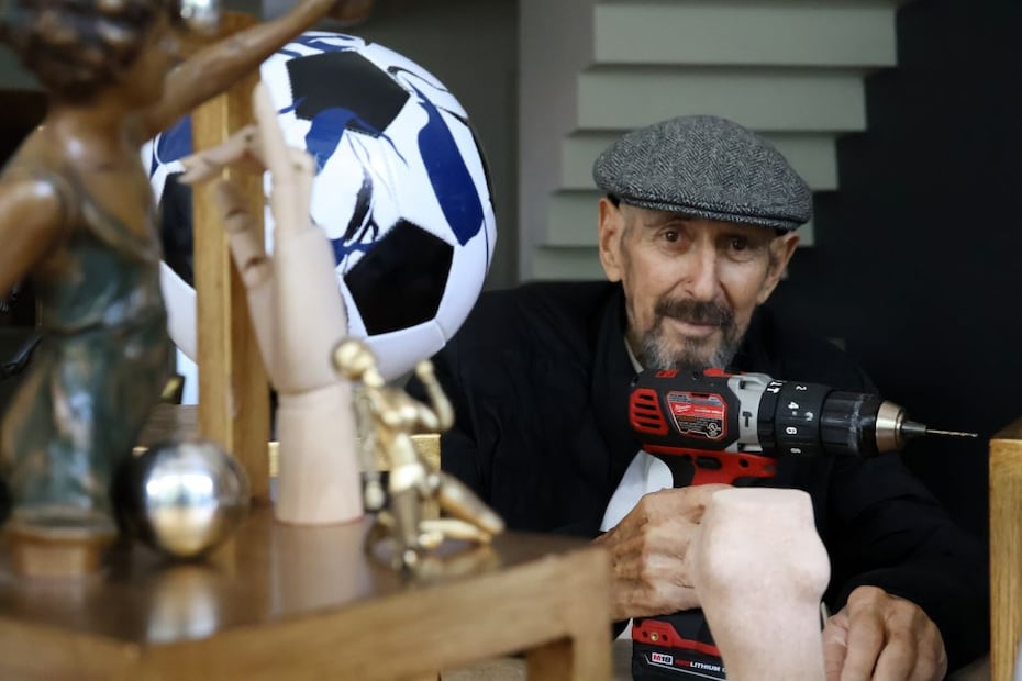El artista exhibirá una serie de sillas arte-objeto en "Tiempo Extra. Balones, arte y football", muestra benéfica que abrirá el 6 de junio en el Hotel Four Seasons.