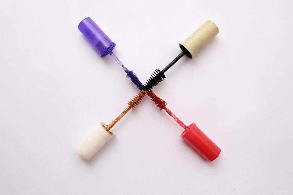 Puedes utilizar tu máscara para pestañas para ocultar tus canas / Foto: Unsplash