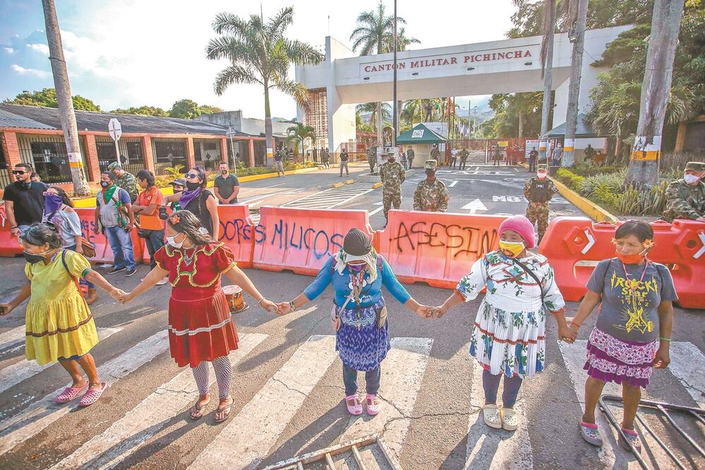 Mujeres indígenas protestaron afuera del cuartel del ejército colombiano, en Cali, el pasado el 3 de julio, contra la presunta violación de niñas por efectivos. Foto: PAOLA ANDREA MAFLA. AFP